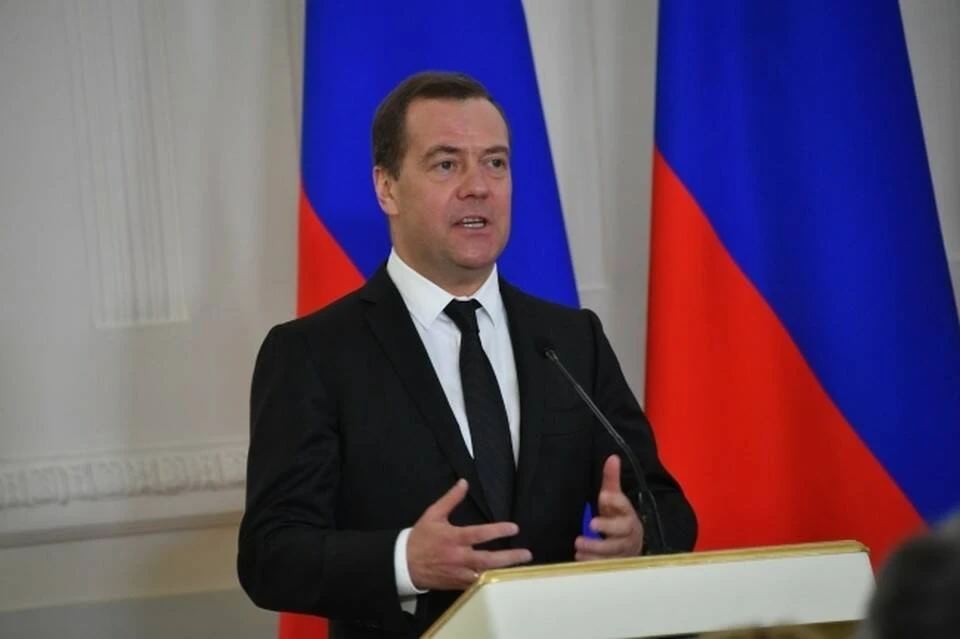 Медведев заявил, что паровоз западной экономики услуг и цифровых валют летит в стену