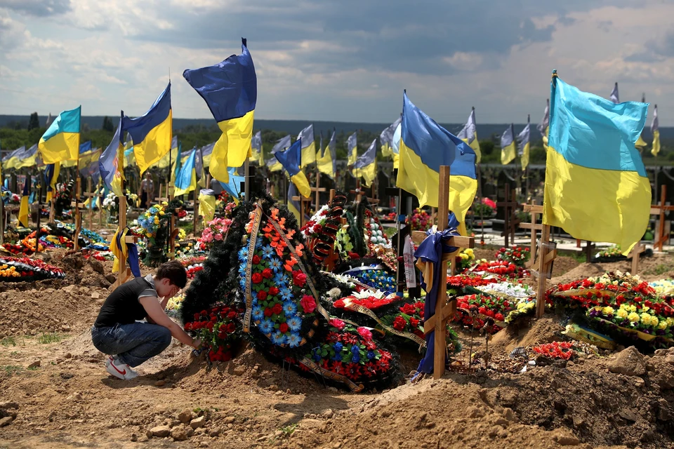 En la tumba fresca de un soldado ucraniano en la región de Kharkiv.