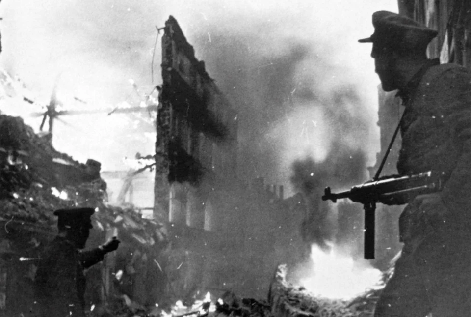 Советские бойцы ведут бой на улицах Глогау.