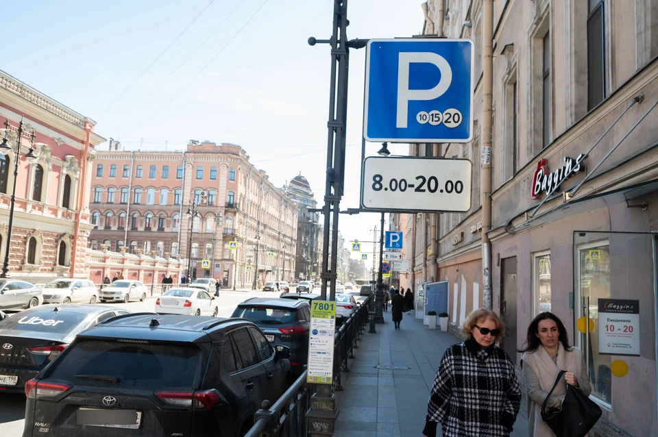 Для местных жителей упростят правила парковки в платной зоне.