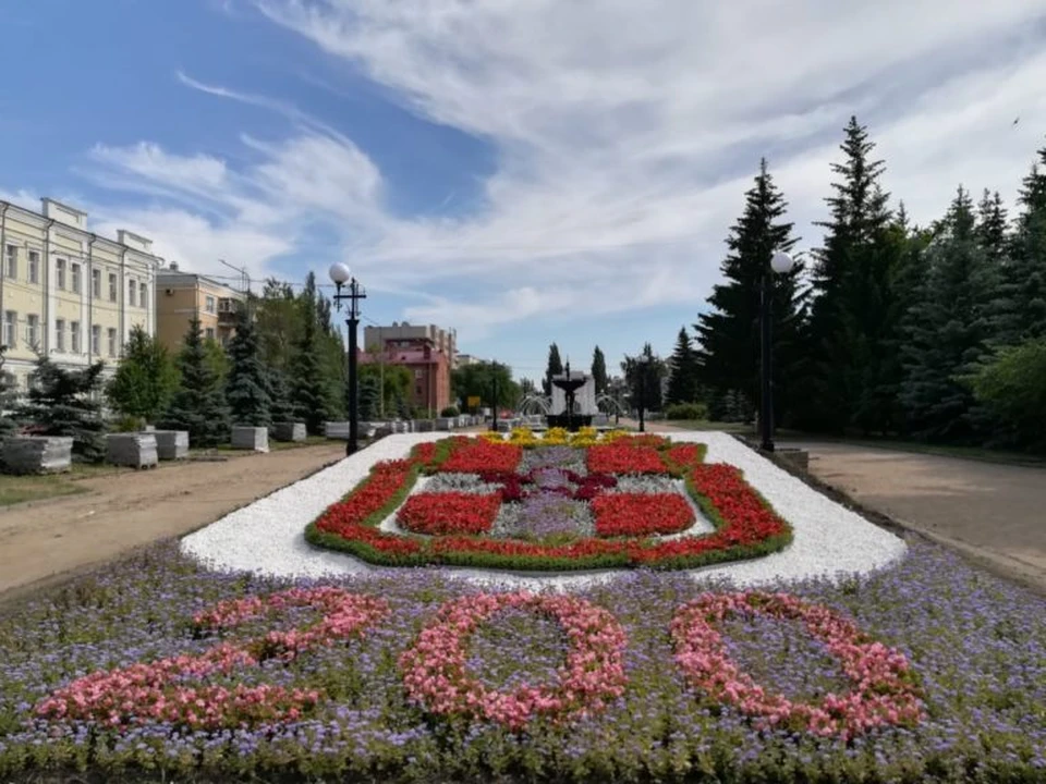 Для композиции понадобилось 12 500 цветков.