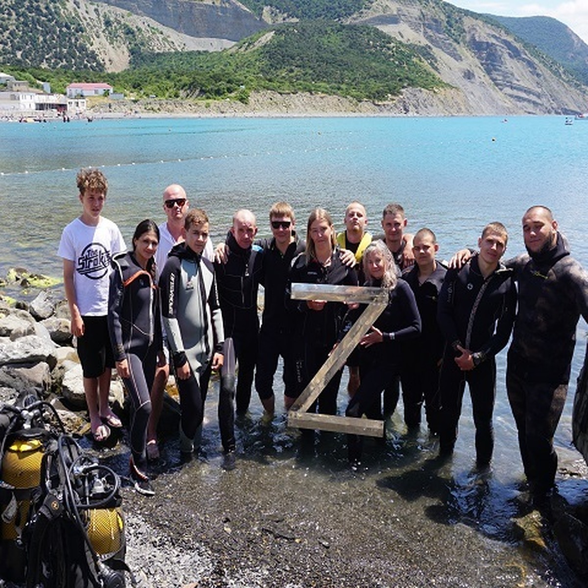 За мирное небо и море»: дайверы установили на дне Черного моря знак Z в  Анапе - KP.RU