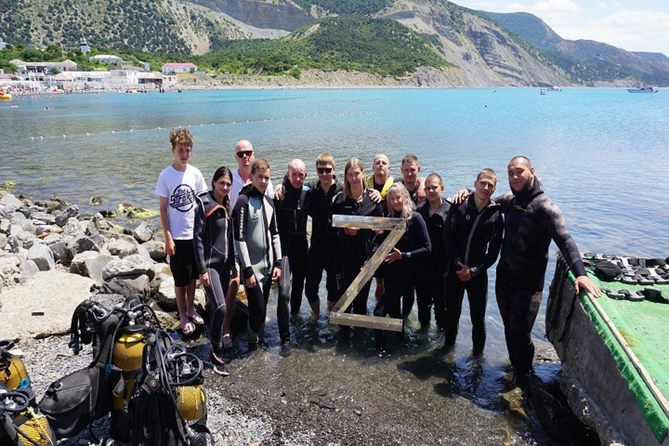 Дайверы и обычные туристы спустились на дно Черного моря в районе Большого Утриша. Фото: Эрнст Антонов