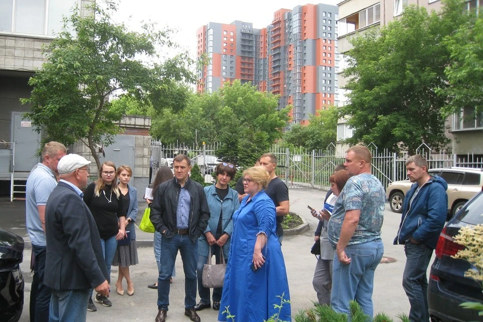 Комиссия проверила двор на улице Толстого.