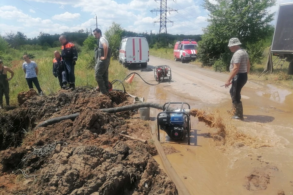 Аварию на водоводе все еще устраняют. Фото: ГУ МЧС по Ростовской области.