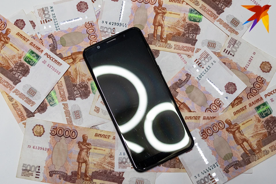 Мужчина подобрал телефон за 70 тысяч рублей, когда шел по улице Свердлова.