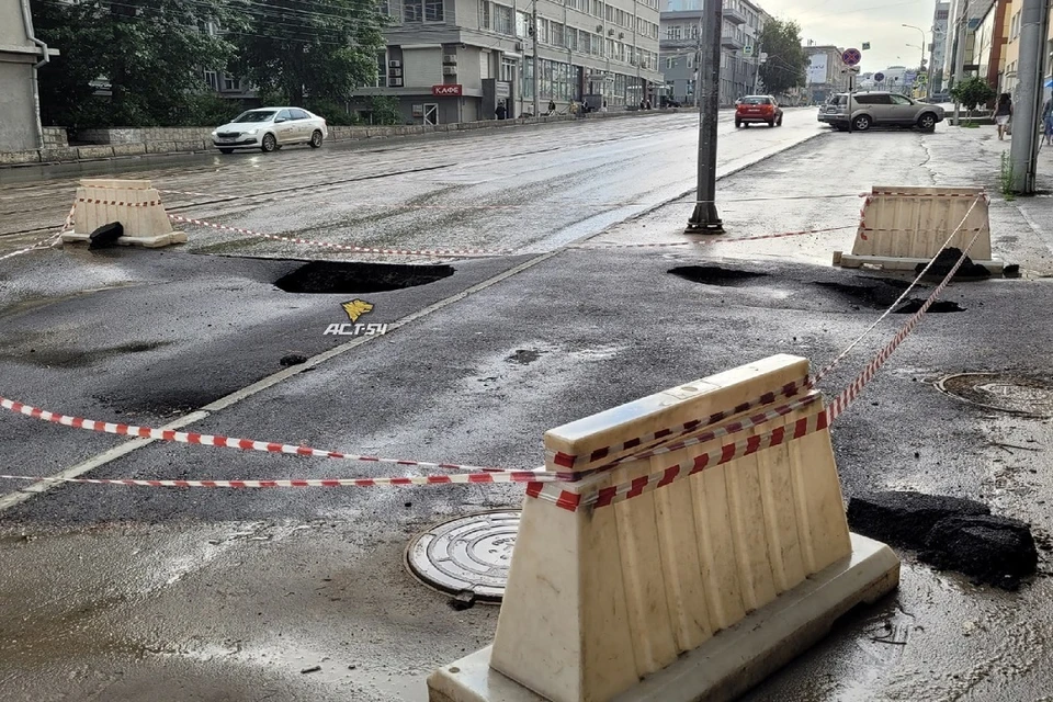 В Новосибирске на Серебренниковской улице провалился свежий асфальт. Фото: "АСТ-54"..