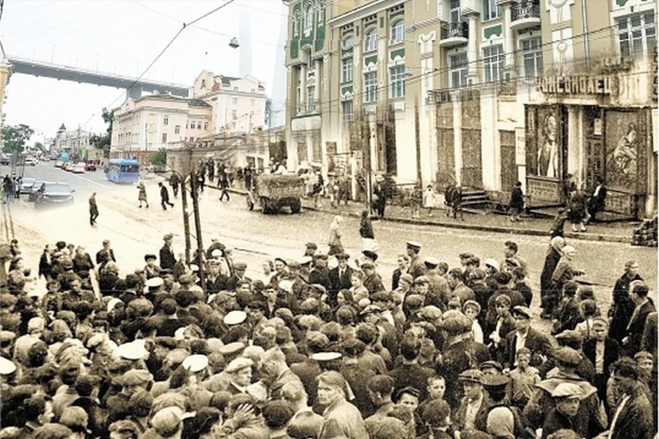 Жители Владивостока слушают сообщение о нападении Германии на Советский Союз. Фото: Екатерина МАКСИМОВА / фотофонд ГАПК