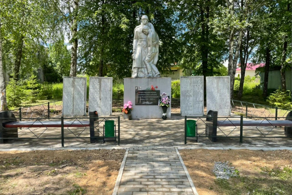 Имена бойцов выбиты на плитах.