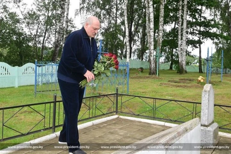 Лукашенко приехал 22 июня на кладбище в Химах. Фото: president.gov.by