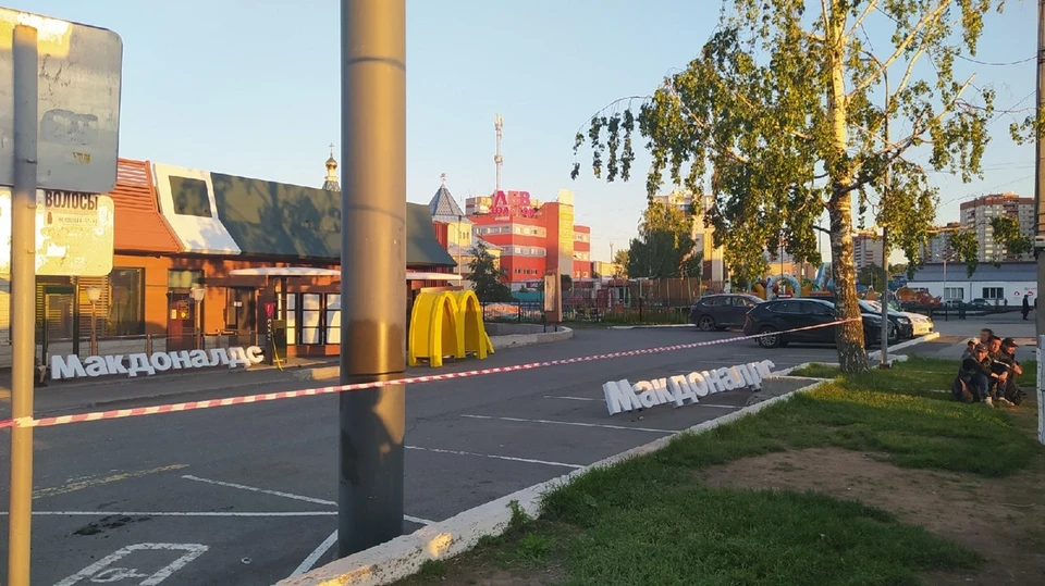 22 июня сняли логотип Макдональдса в Ижевске. Фото: очевидец
