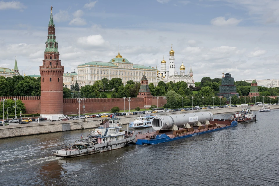 Крупногабаритная колонна весом 1200 тонн стала самым тяжелым грузом, который когда-либо перевозили по Москве-реке. Фото: Сергей Шинов.