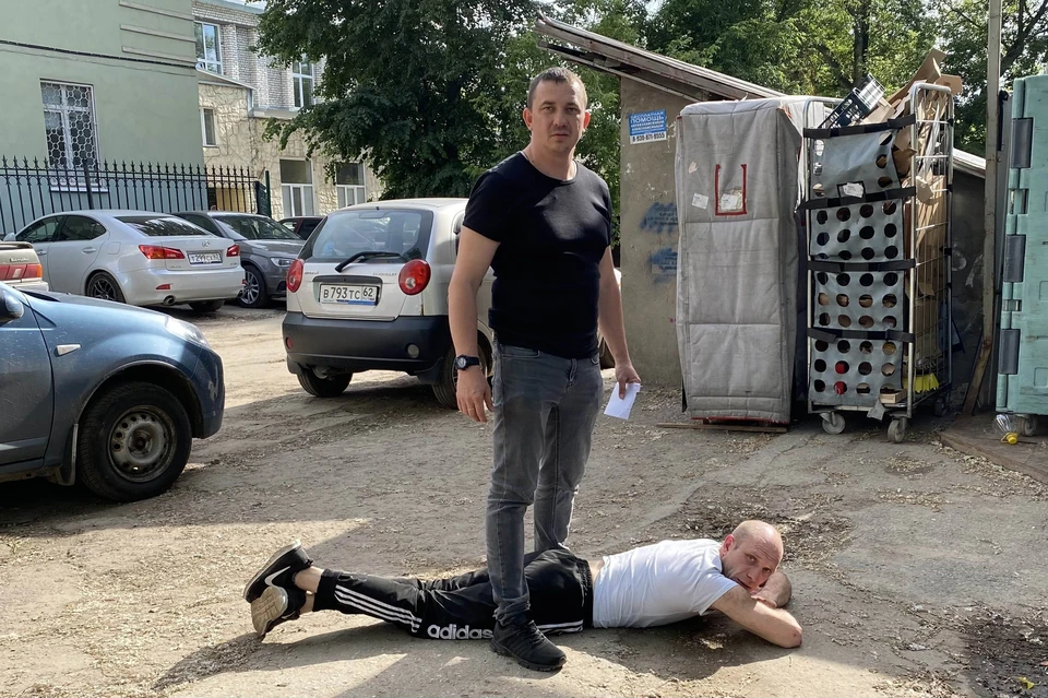 До приезда полиции злоумышленник лежал на тротуаре.