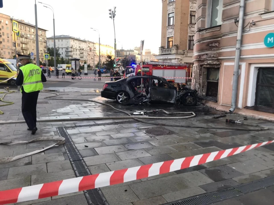Три девушки и три молодых человека пострадали в ДТП на Зубовском бульваре.