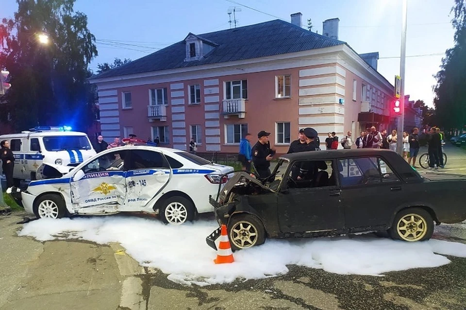 «ВАЗ-2105» не предоставил преимущество в движении полицейскому авто. Фото: ГУ МВД по Свердловской области