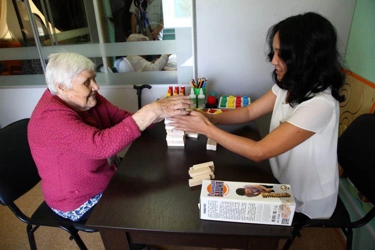 Отсрочить деменцию: пожилым кузбассовцам помогают вернуться к полноценной жизни