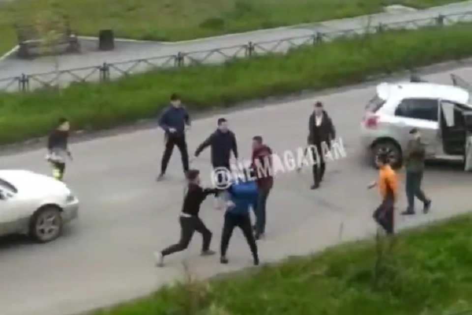 Жители Магадана устроили массовую драку у детской площадки Фото: скриншот из видео