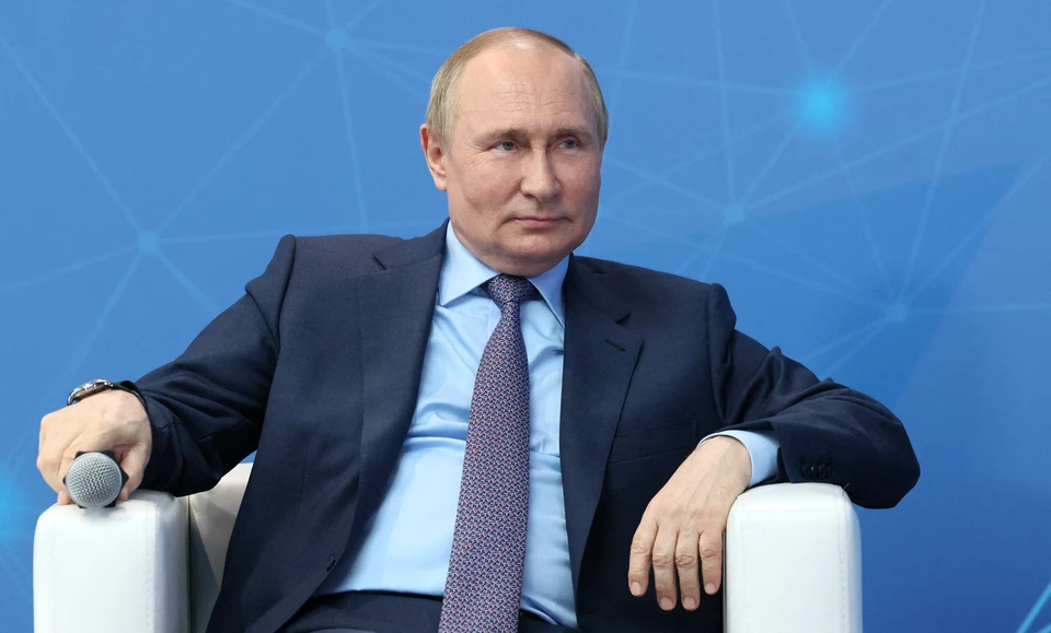"Русский медведь и семь гномов": жители Британии высмеяли лидеров G7, захотевших фото "круче Путина"