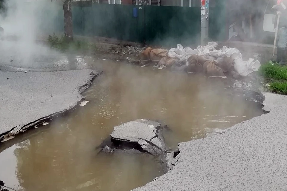 В Новосибирске провалился асфальт из-за прорыва трубы с кипятком. Фото: "АСТ-54".