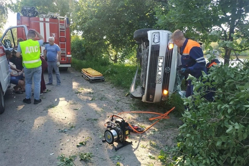 Три мужчины пострадали в ДТП, двое - госпитализированы. Фото: baza.net