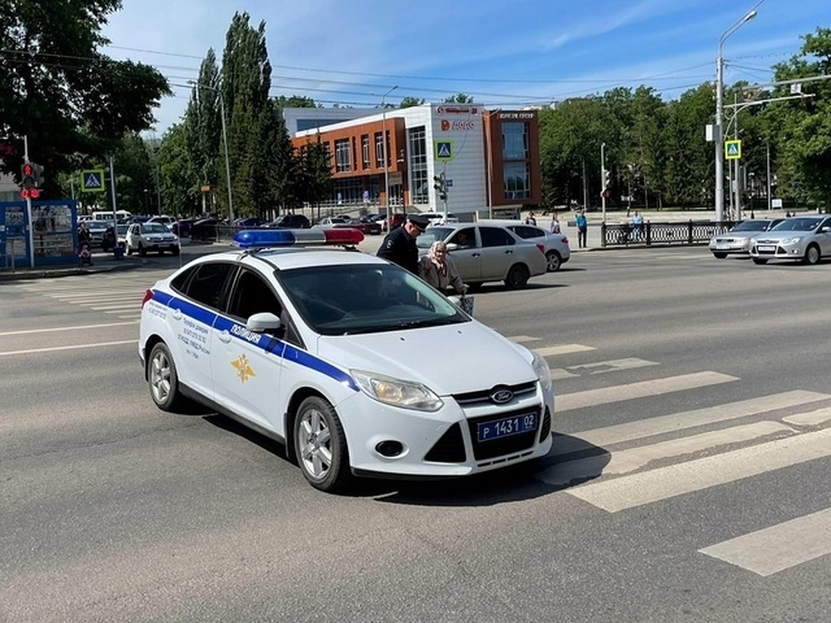 В Уфе сотрудники ГИБДД остановили движение, чтобы перевести 93-летнюю  бабушку через дорогу - KP.RU