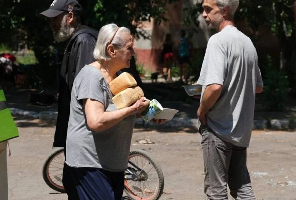 Волонтеры раздали жителям Мариуполя, среди прочего, свежий хлеб. Фото: из официальной группы сообщества "Неравнодушные" в "ВК"