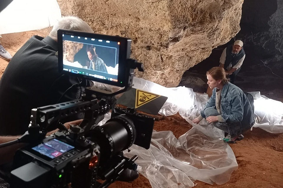 Ксения Алексеева играет палеонтолога, который делает необычную находку в пещере. Фото: Иван Шерстников