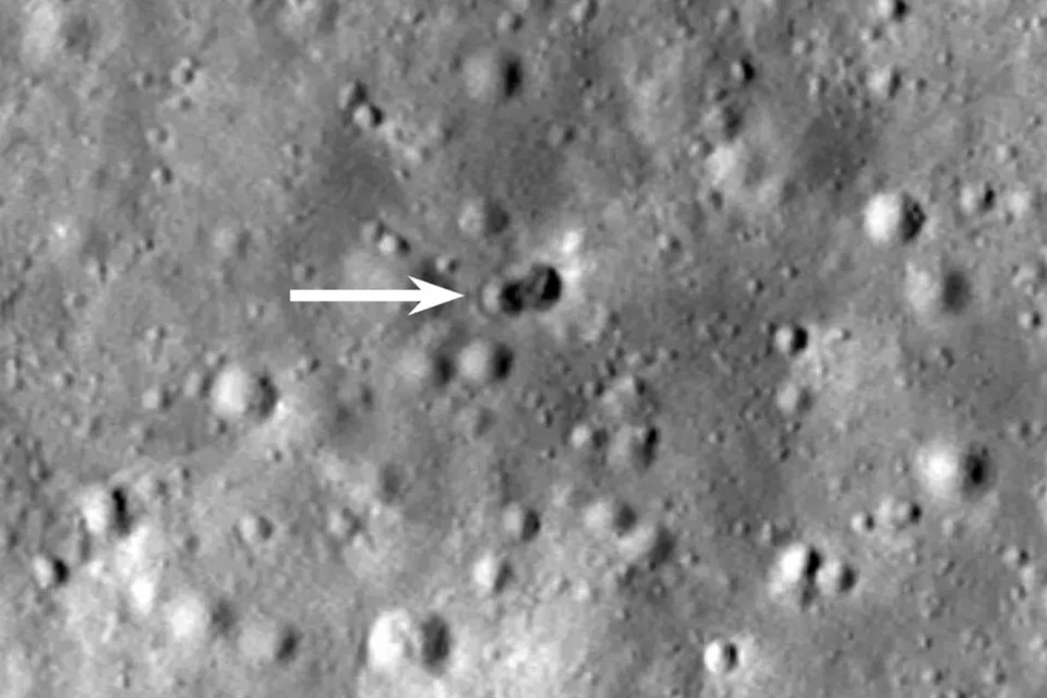 В марте на Луну рухнул неизвестный объект. Ни одна космическая держава не созналась, что это ее ракета. На днях межпланетная станция LRO наконец-то нашла место крушения. Но это только все запутало: вместо одного кратера – целых два.