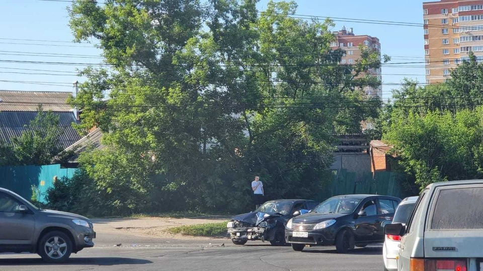 В Туле на улице Короленко столкнулись "Хендай", "Рио" и "Ларгус"
