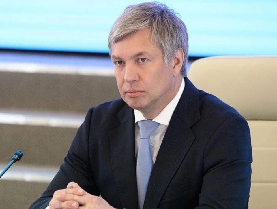 Губернатор Русских поручил поощрить выпускников-отличников