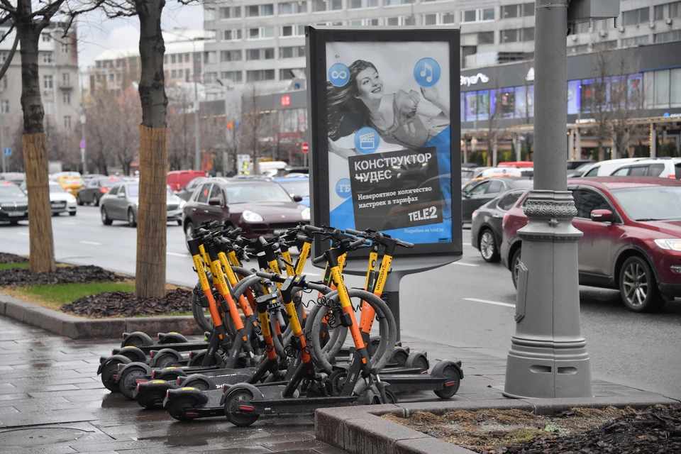 В Москве обсуждают предложение отбирать самокаты за быструю езду.