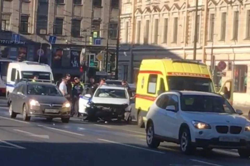 Полиция проводит проверку после ДТП с служебным автомобилем МВД и легковушкой в центре Петербурга