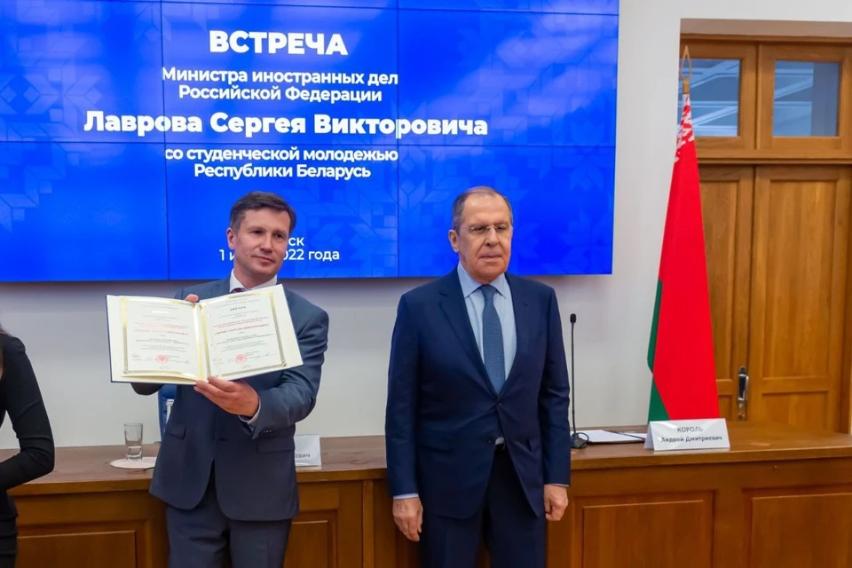 Диплом и мантию Лаврову вручил ректор Андрей Король. Фото: телеграм-канал БГУ