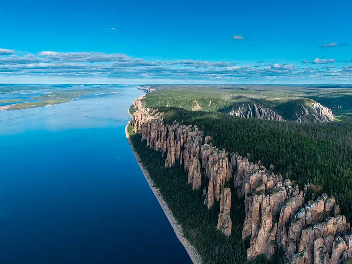 Рельеф реки лены. Ленские столбы в Якутии. Река Лена Ленские столбы. Сибирь река Лена. Витим Якутия Ленские столбы.