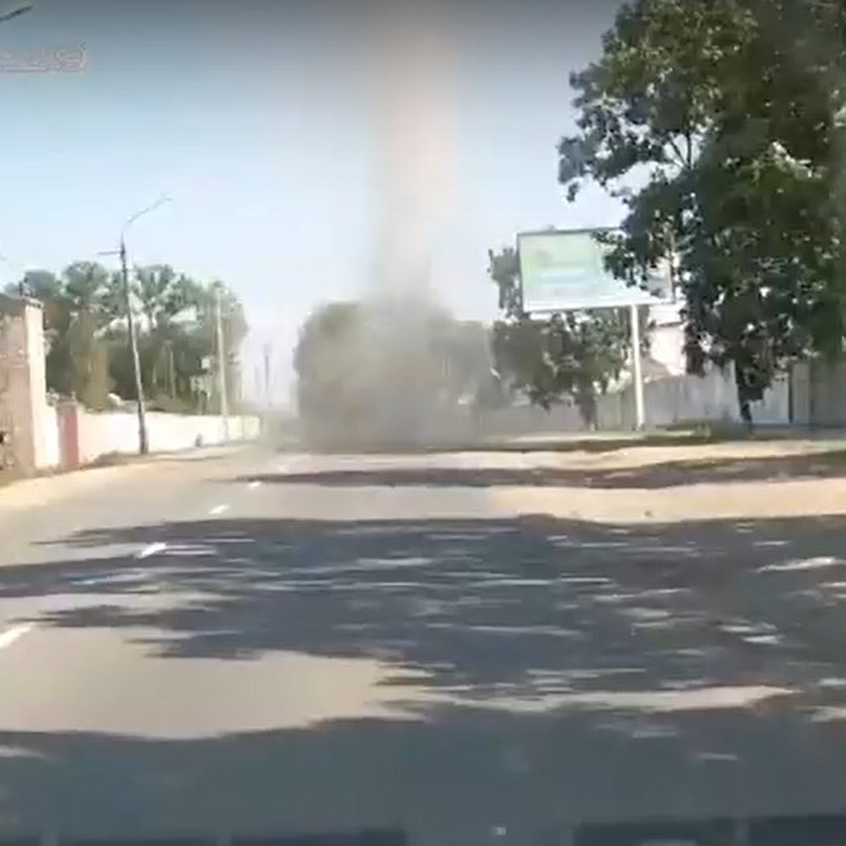 Видео: в Ржеве Тверской области дорогу автомобилю преградил огромный  пылевой вихрь - KP.RU