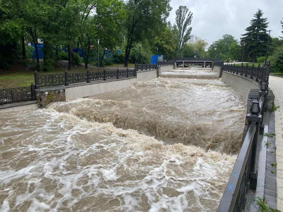 В Симферополе воду сбрасывали в реку Салгир