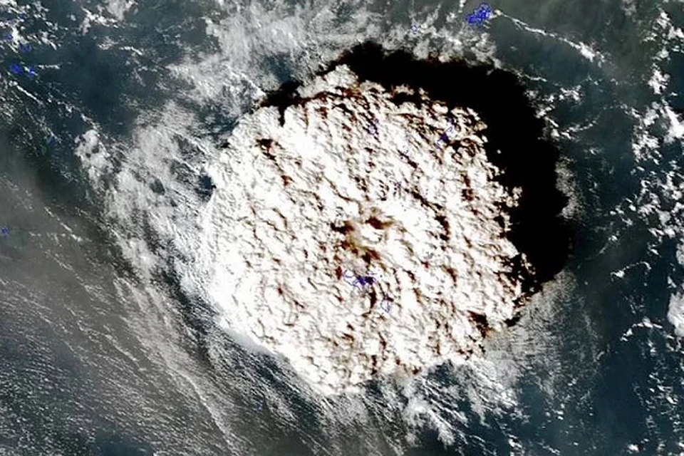Облако пепла над Тихим океаном, которое образовалось в результате взрывного извержения Хунга-Тонга-Хунга-Хаапай: снимок 15 января 2022 года со спутника Himawari-8