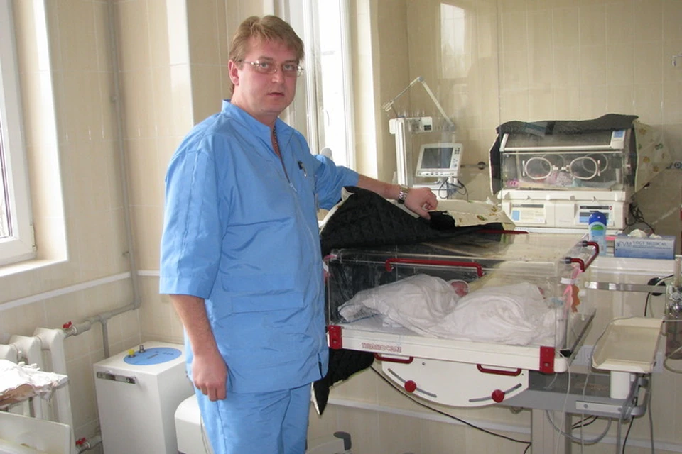 Врач Дмитрий Бессонов 27 лет занимается выхаживанием новорожденных