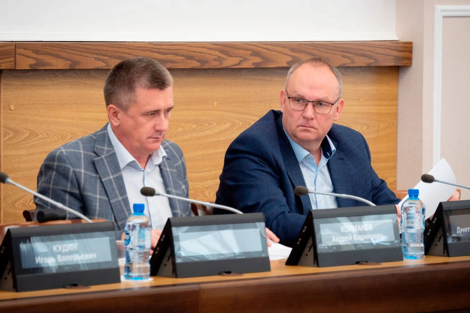 Андрей Колмаков (слева) и Дмитрий Перязев на заседании комиссии по городскому хозяйству. Фото: СГК