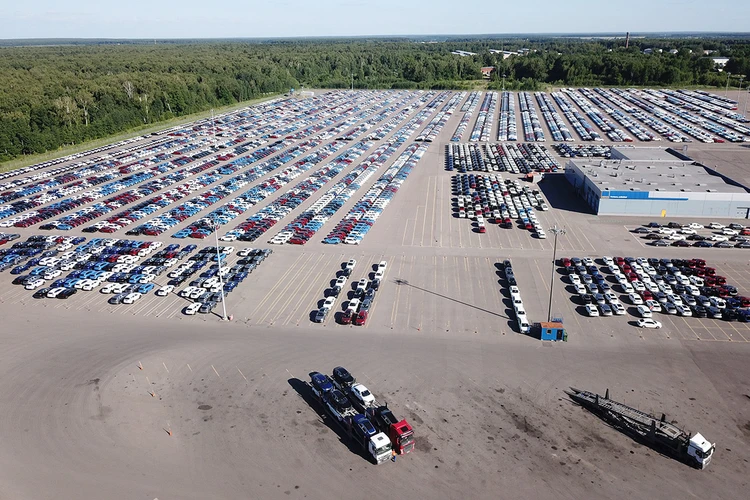 Впечатляющие фото с дрона: Десятки тысяч иномарок томятся на складах в России, но их никто не покупает