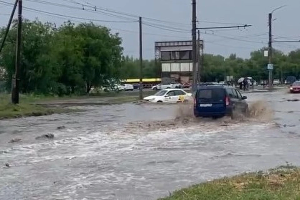 Водители вынуждены ехать медленнее обычного. Фото: стоп-кадр с видео Ольги Науменко. t.me/lifeorenburg