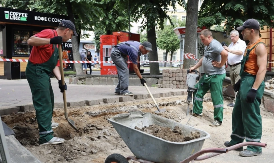 На улице Октябрьской революции в Смоленске ремонтируют лестницу. Фото: пресс-служба администрации города.