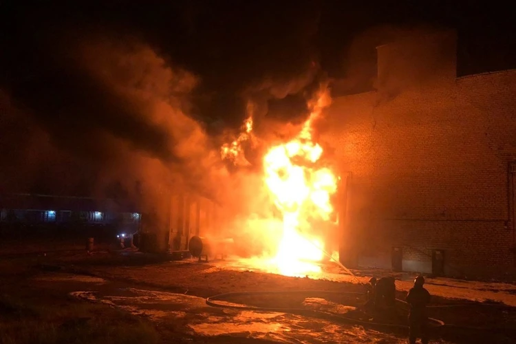 На заводе в Невинномысске загорелась трансформаторная подстанция: пламя возвысилось на несколько этажей