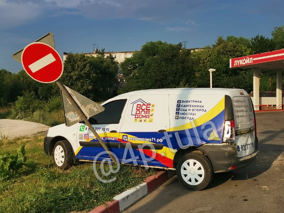 В Туле бетономешалка врезалась в Lada Largus и вытолкнула ее на газон