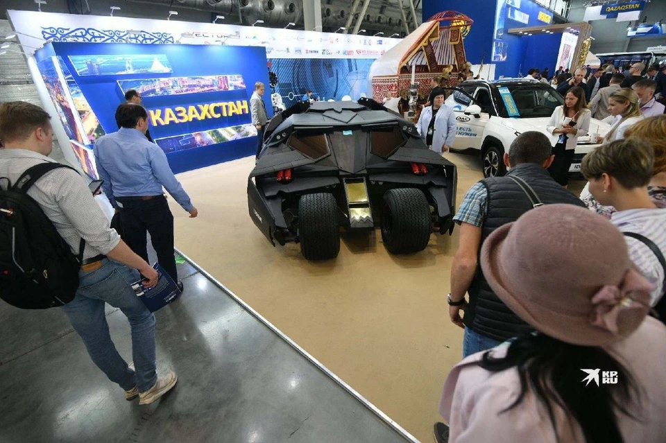 Машина стояла на выставке первые два дня «Иннопрома», пока ее не вернули в Казахстан.