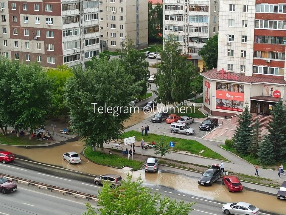 В районе ТЦ «Солнечный» в Тюмени затопило улицы и дворы. Фото - "Типичная Тюмень ЧП" в ВК.