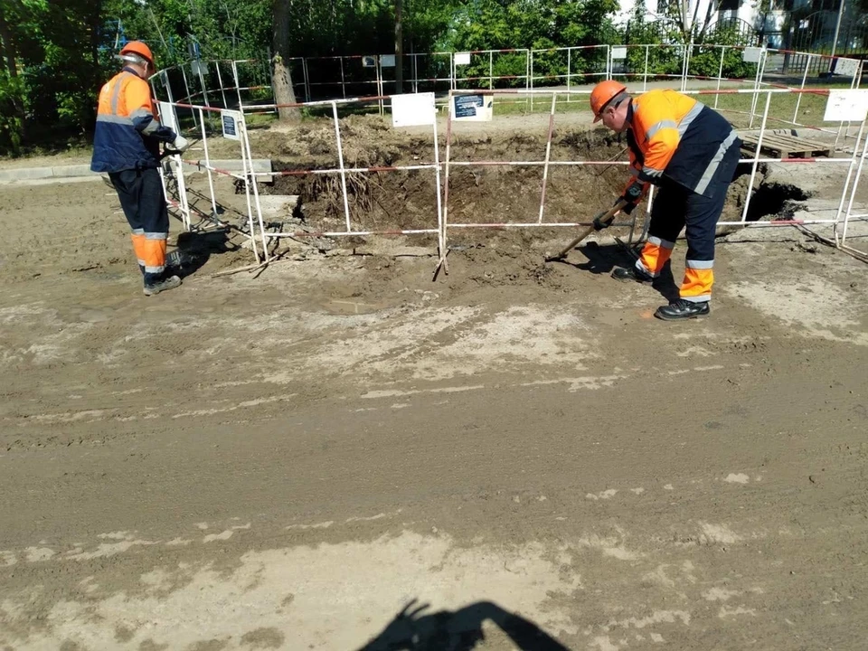 Улицы и дворы у ТЦ «Солнечный» в Тюмени затопило из-за повреждения водовода.