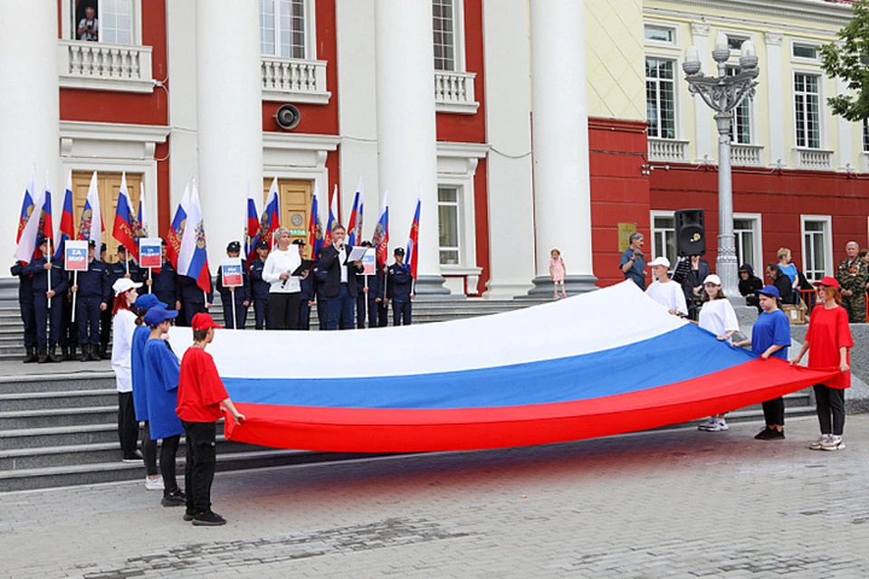 Во время митинга вынесли флаг России. Фото: Иван ДЯКИН, правительство Приморского края.