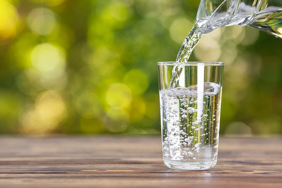 Кардиолог Владимир Бекетов назвал чистую негазированную воду идеальным напитком