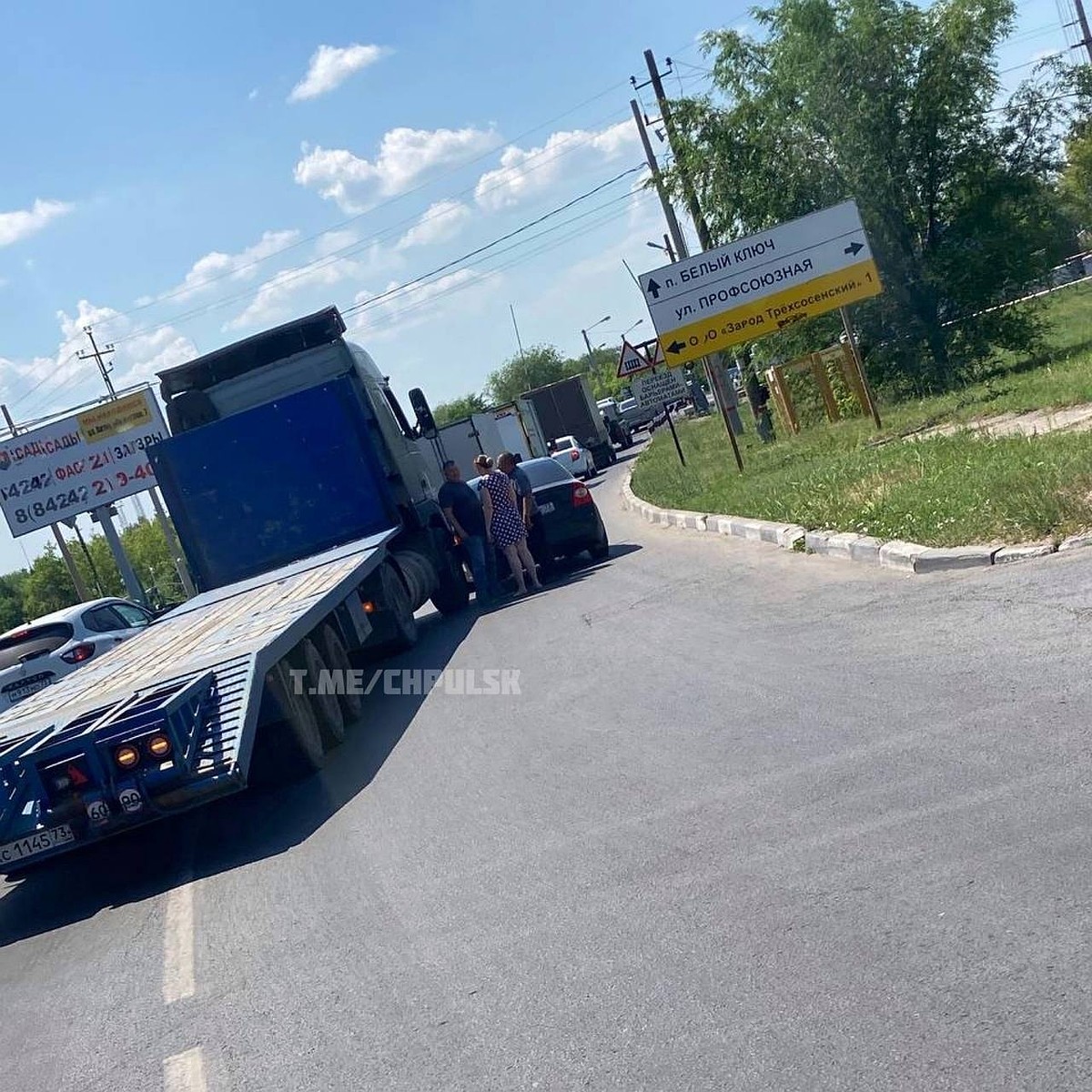 В Ульяновске перед переездом в сторону Белого Ключа столкнулись легковушка  и большегруз - KP.RU